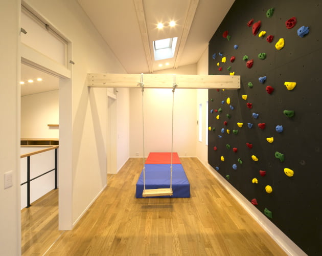 感性を育てる子ども部屋のアスレチック!将来間仕切りることで、2つの子ども部屋に。