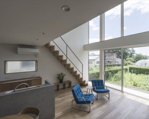 窓が空とつながる吹き抜けリビングの家（軽井沢町）