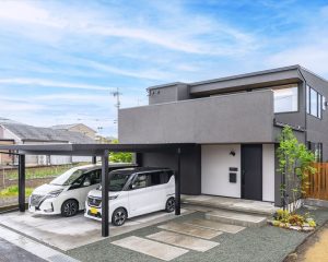 視線を遮り 広く明るく暮らす　リビング丸ごと吹き抜けの家（中野市）