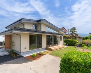 ワンフロアで悠々暮らす 高天井の平屋の家（長野市）