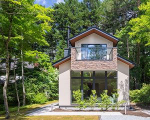 集い、安らぐ。余白を楽しむ森の中の別荘（軽井沢町）